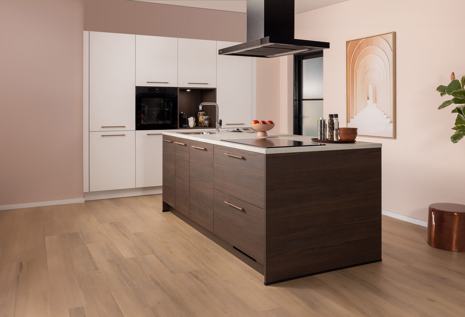 Witte eilandkeuken met houten eiland