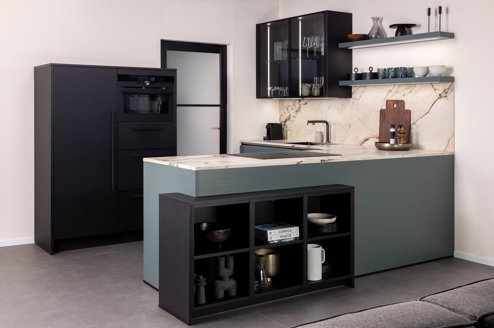 Zwarte kastenwand en open vakken in de keuken