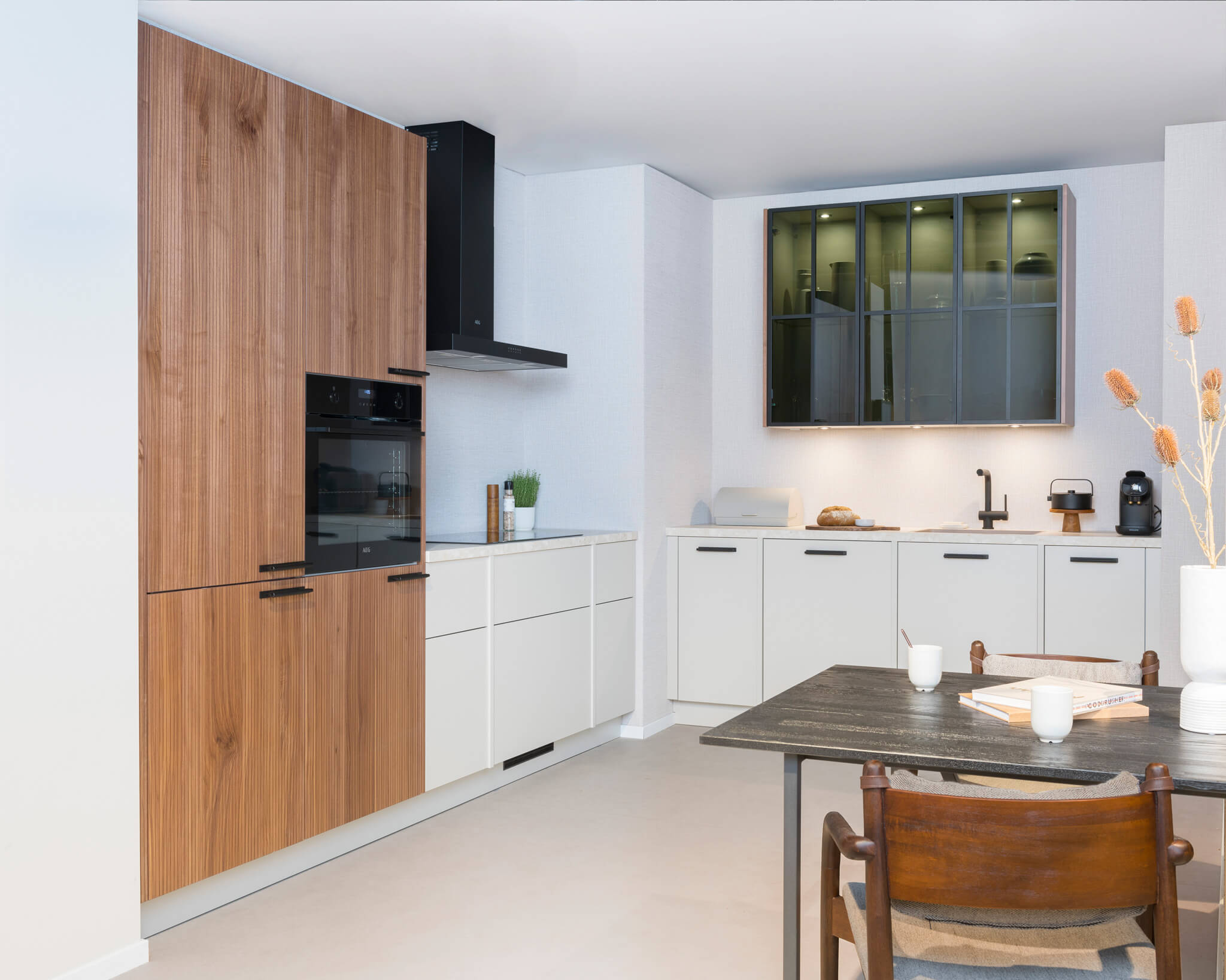 Hoekkeuken greige met houtlook deuren