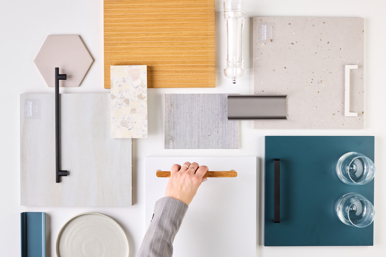 Moodboard parallel keuken met rustige kleuren en grepen