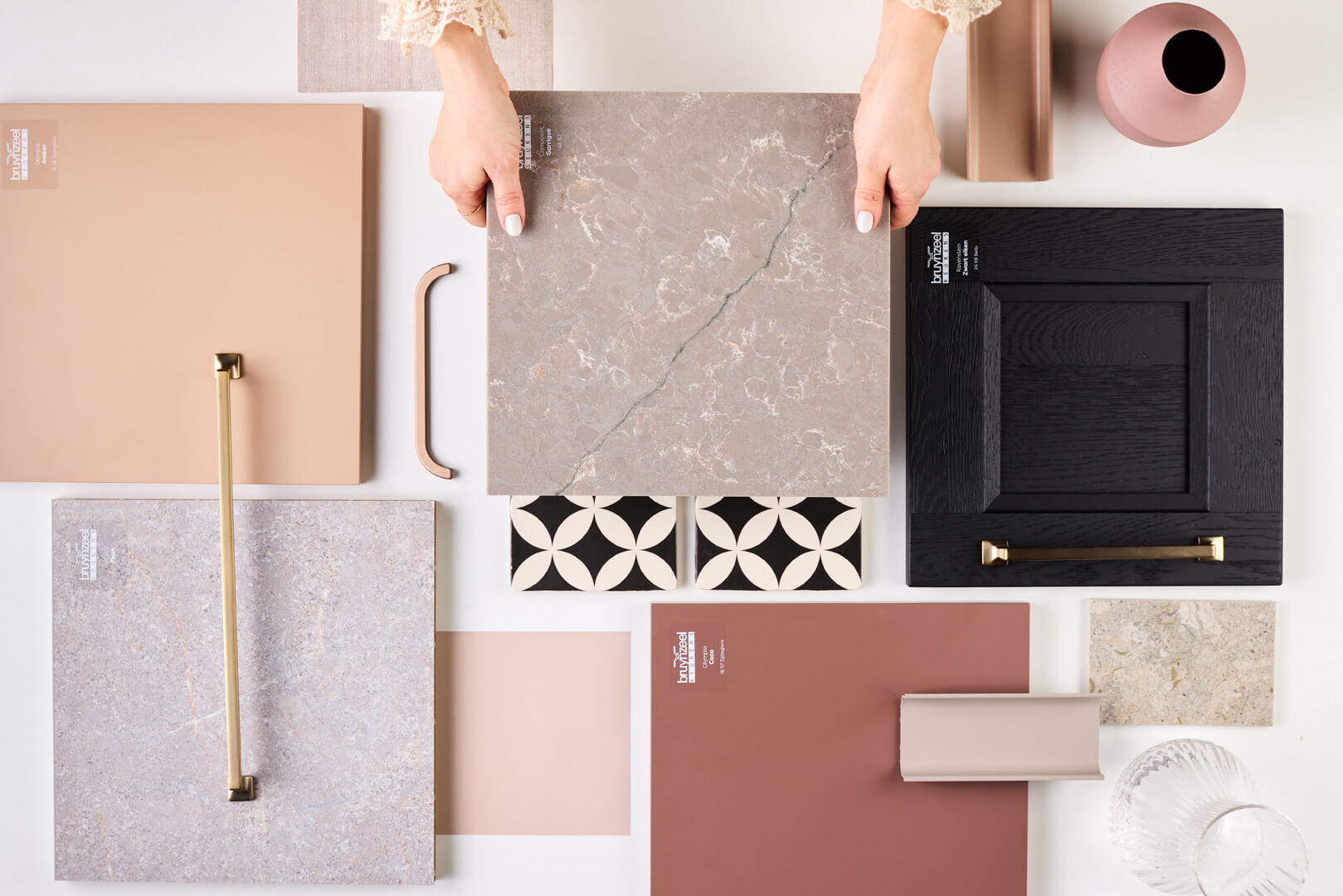 Moodboard rechte keuken met betonlook en gekleurde tinten