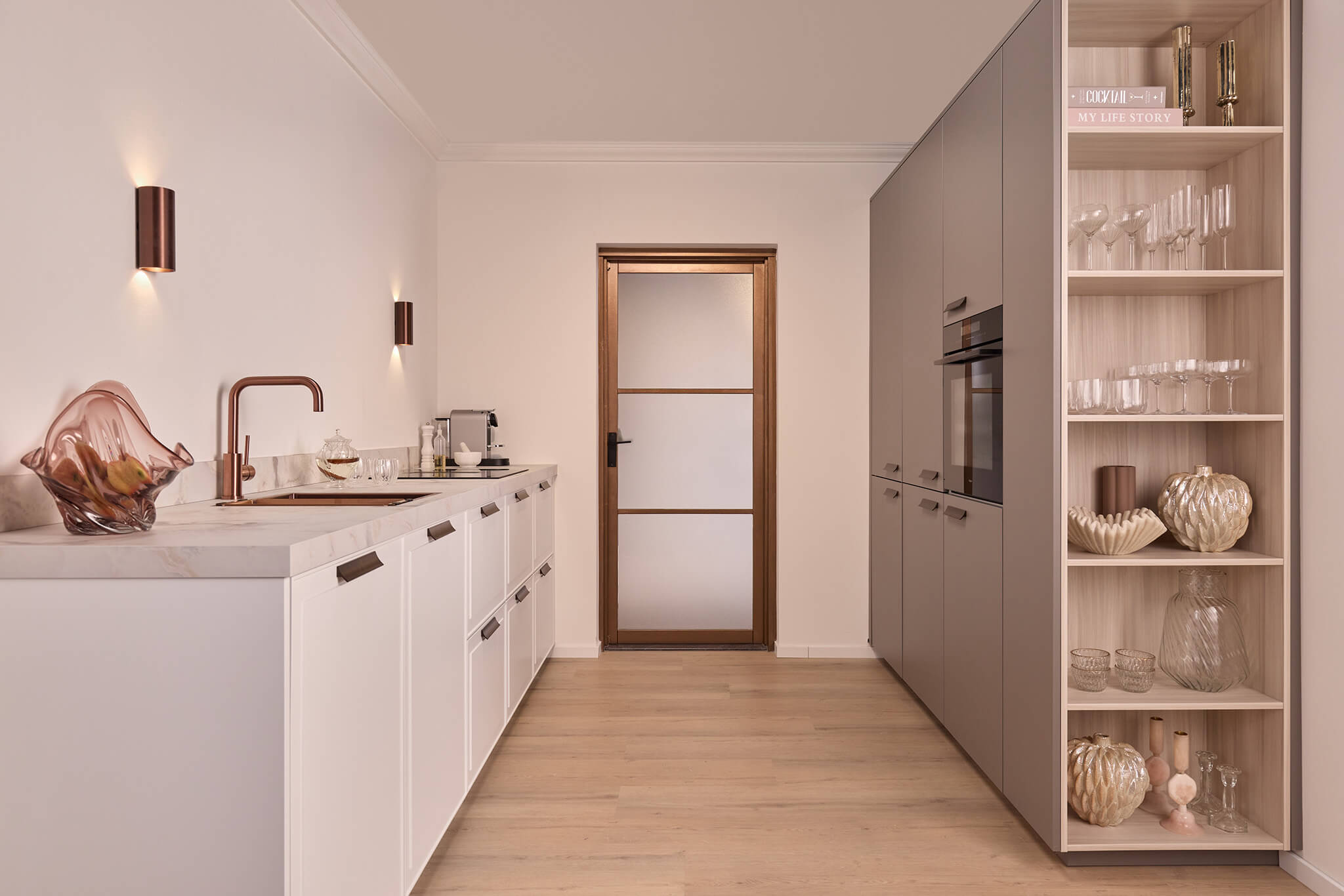 Parallel keuken met wit kaderfront en deur