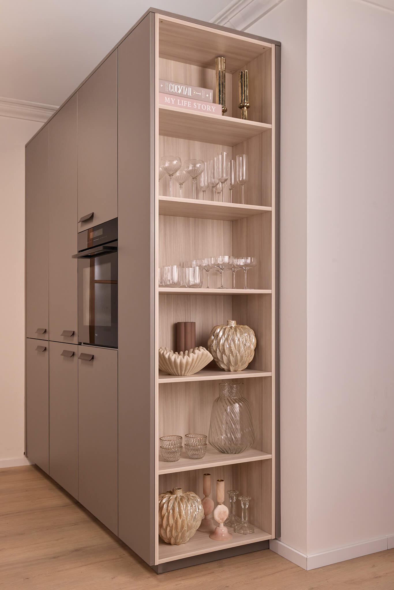 Parallel keukenkast met open vakken