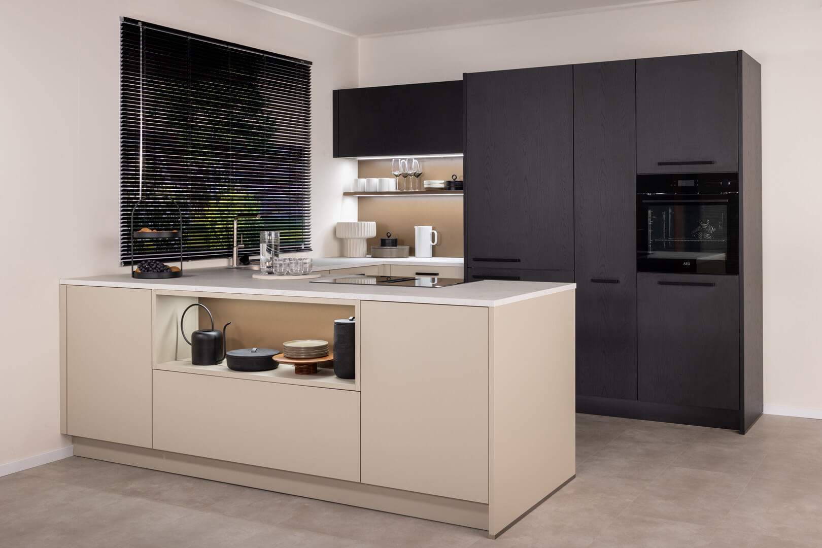 Design keuken met greeploze deuren in houtlook