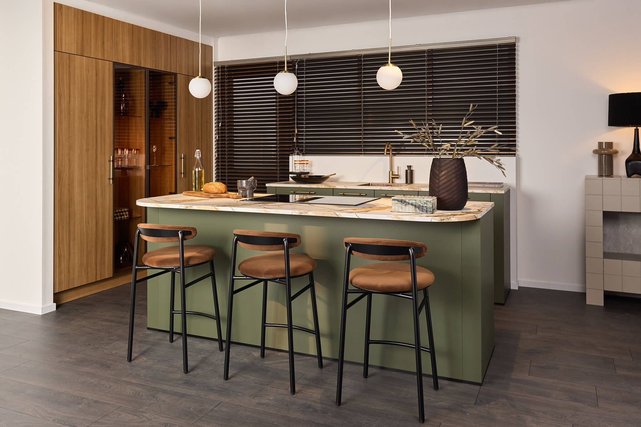 Mosgroene design keuken met opvallende details