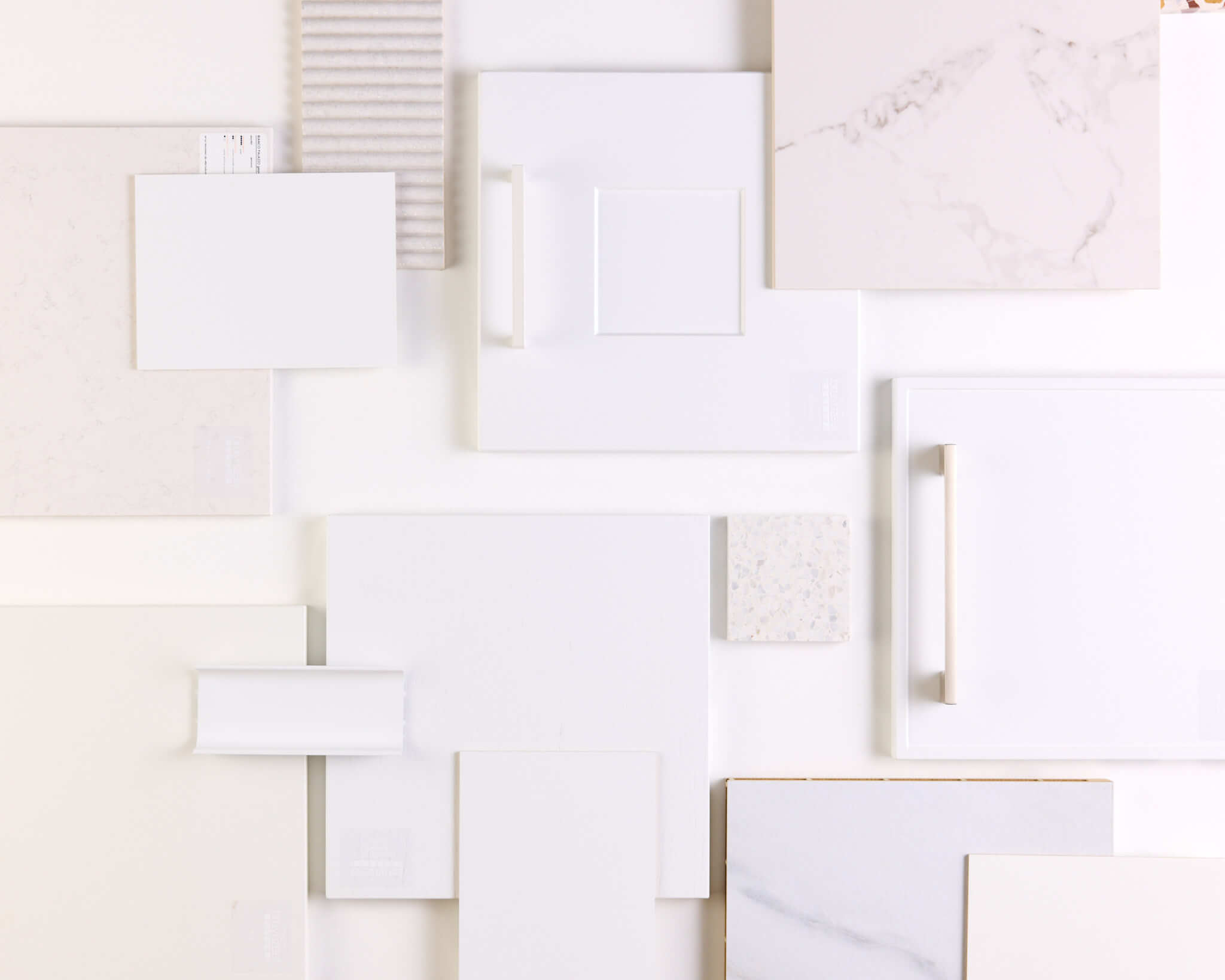 Witte parallelkeuken met kaderdeuren